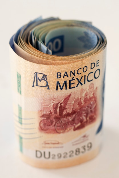 Foto gratuita arreglo de billetes mexicanos de alto ángulo