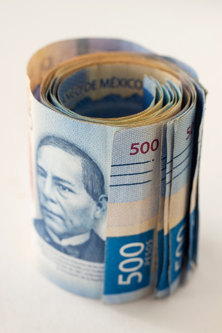 Foto gratuito arreglo de billetes mexicanos alto ángulo