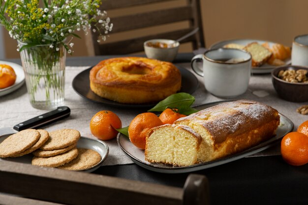 Arreglo de bocadillos y frutas de alto ángulo.