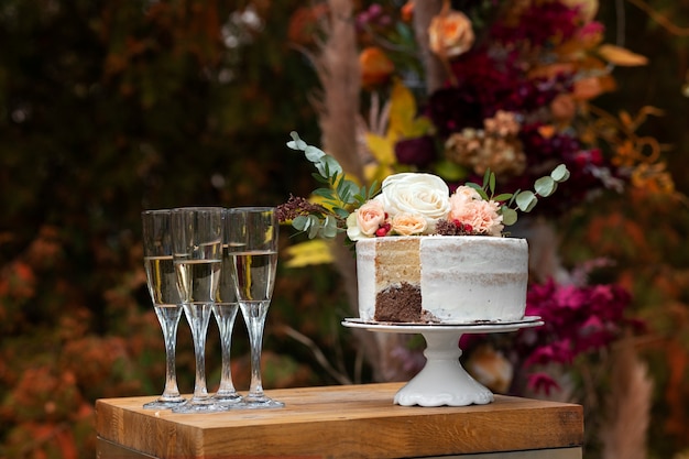 Arreglo de boda con bebidas y pastel