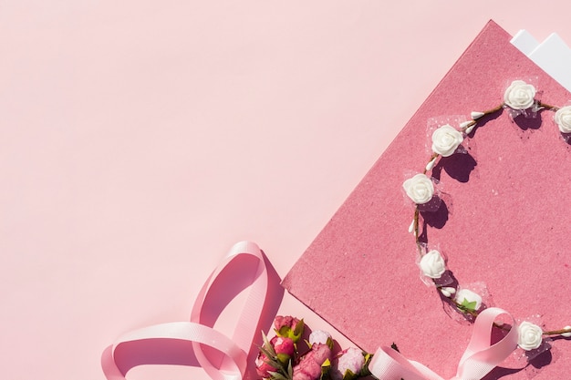 Arreglo de boda rosa con corona de flores y espacio de copia
