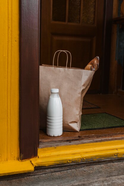 Arreglo de bolsa de comida y botella de leche