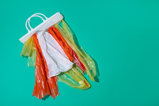 Foto gratuita arreglo de bolsas de plástico de vista superior