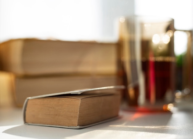 Arreglo borroso con libros y taza