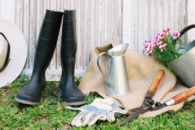 Foto gratuita arreglo de botas de goma para jardinería y suministros.