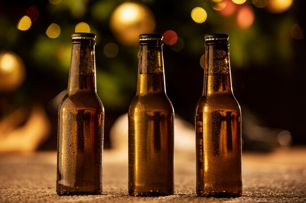 Arreglo de botellas de cerveza de navidad bodegón