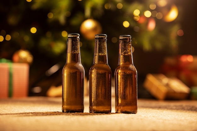 Foto gratuita arreglo de botellas de cerveza de navidad bodegón