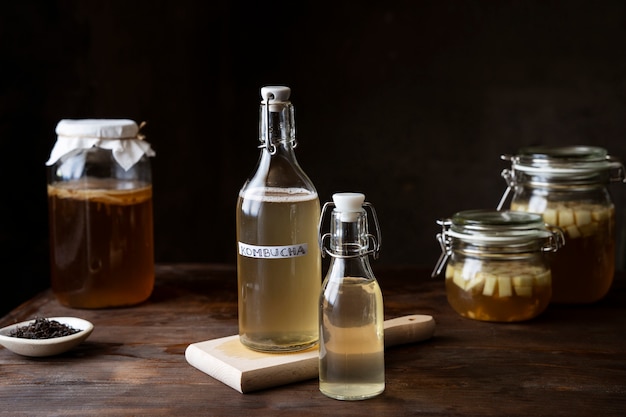 Arreglo de botellas y frascos de Kombucha