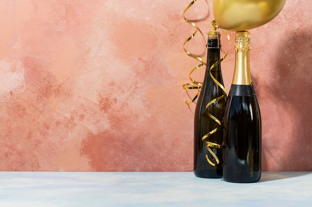 Arreglo de botellas y globos de champán
