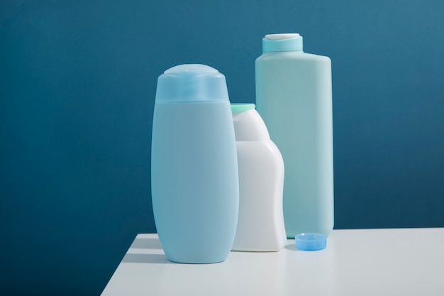 Foto gratuita arreglo de botellas de plástico recicladas