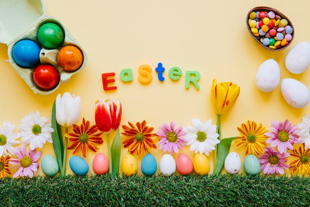 Arreglo brillante de huevos de Pascua y flor