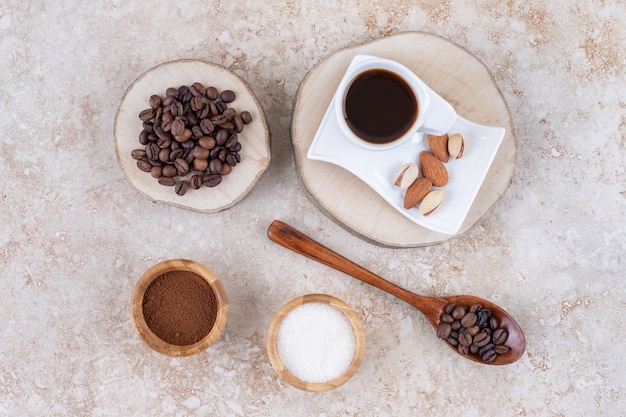 Foto gratuita un arreglo con café, azúcar y frutos secos