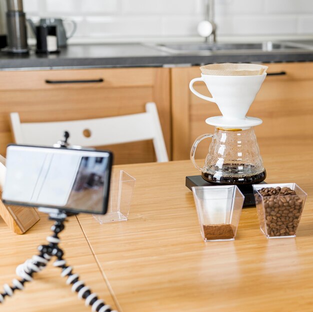 Arreglo con cafetera y teléfono.