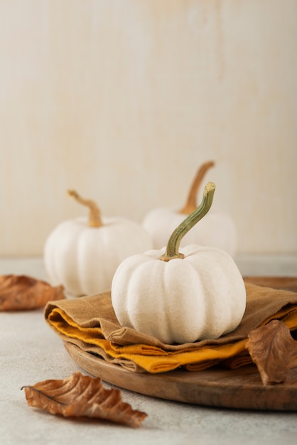 Foto gratuita arreglo de calabazas blancas y paños