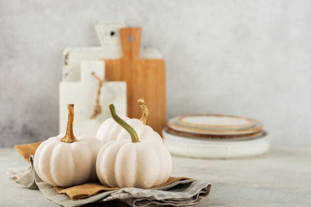 Arreglo con calabazas blancas sobre telas