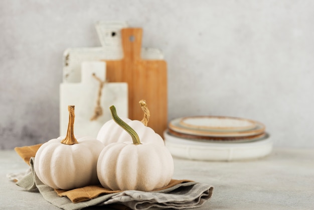 Arreglo con calabazas blancas sobre telas