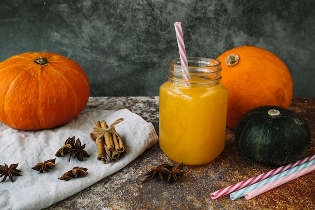 Arreglo con calabazas y especias