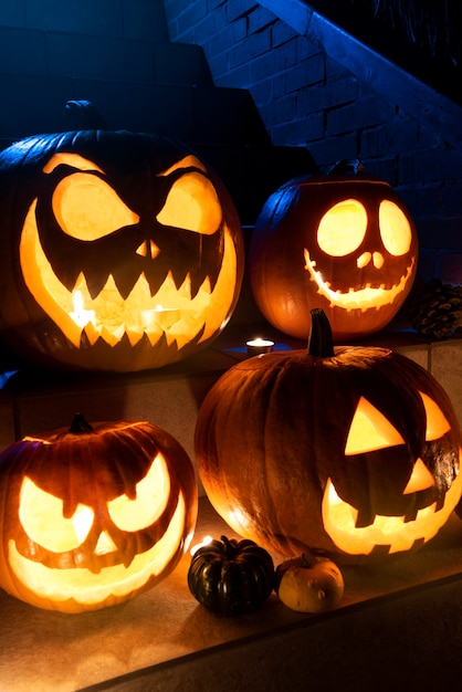 Foto gratuita arreglo de calabazas de halloween en escaleras