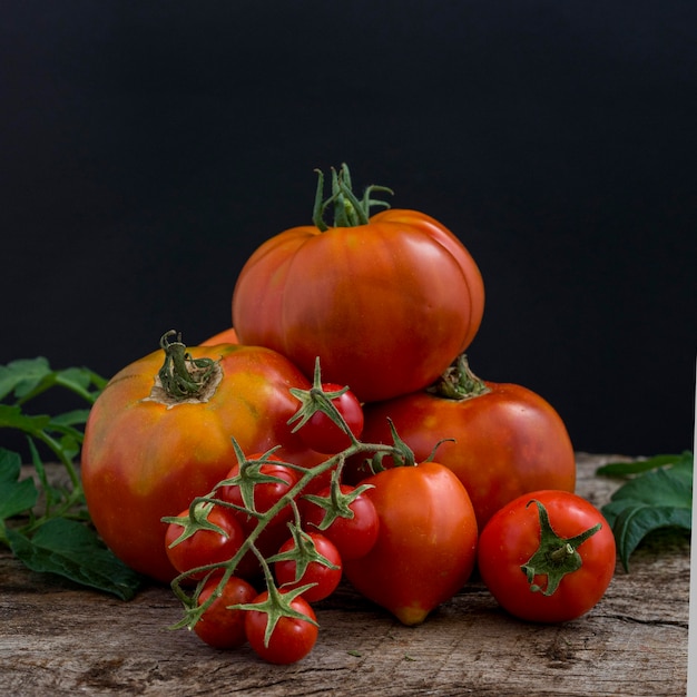 Foto gratuita arreglo de calabazas y tomates