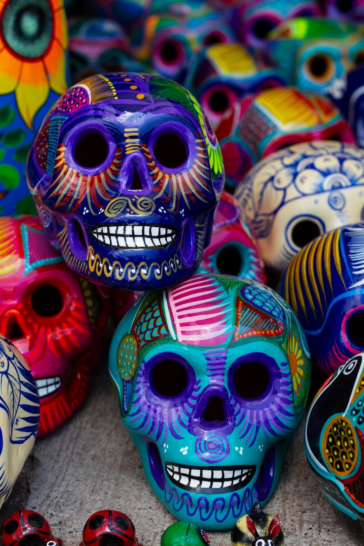 Foto gratuito arreglo de calaveras de colores de alto ángulo