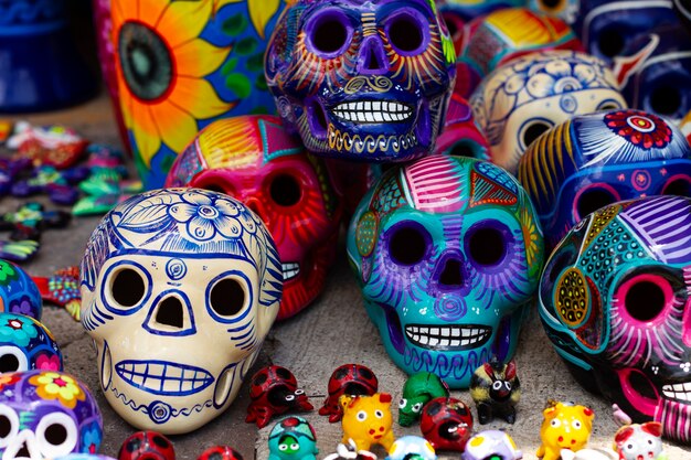 Arreglo de calaveras coloridas alto ángulo