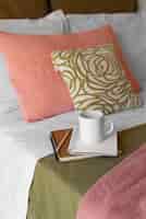 Foto gratuita arreglo de cama acogedora de alto ángulo con cuaderno