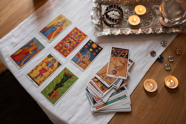 Foto gratuita arreglo de cartas de tarot de alto ángulo en la mesa