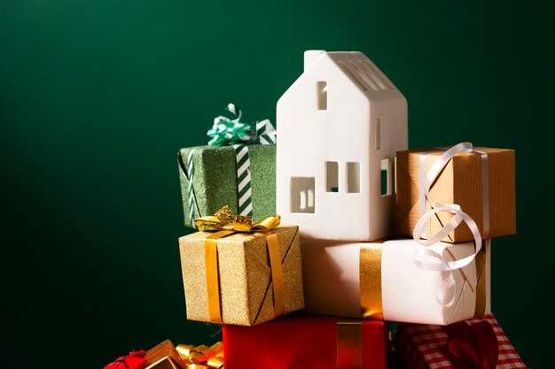 Arreglo de casa blanca y regalos