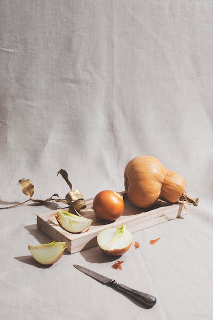 Foto gratuita arreglo de cebollas y calabazas