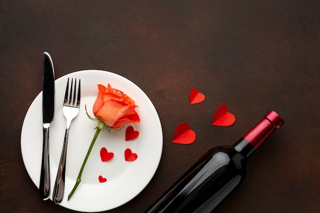 Foto gratuita arreglo para la cena de san valentín con rosa naranja