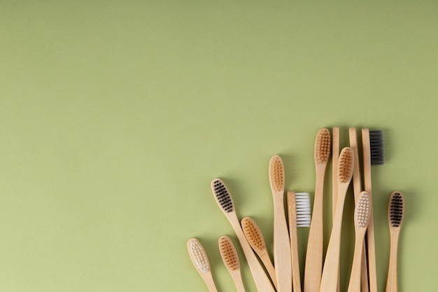 Arreglo de cepillos de madera de vista superior con espacio de copia