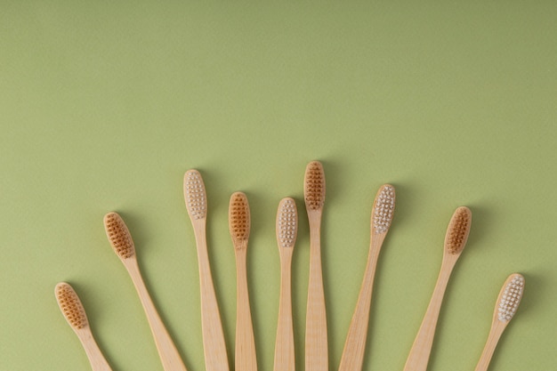 Foto gratuita arreglo de cepillos de madera vista superior