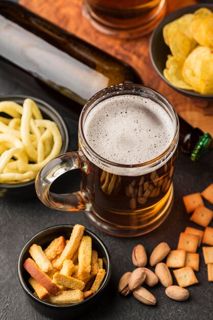 Arreglo de cerveza y bocadillos de alto ángulo