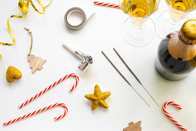 Foto gratuita arreglo de champagne y dulces para fiesta de año nuevo