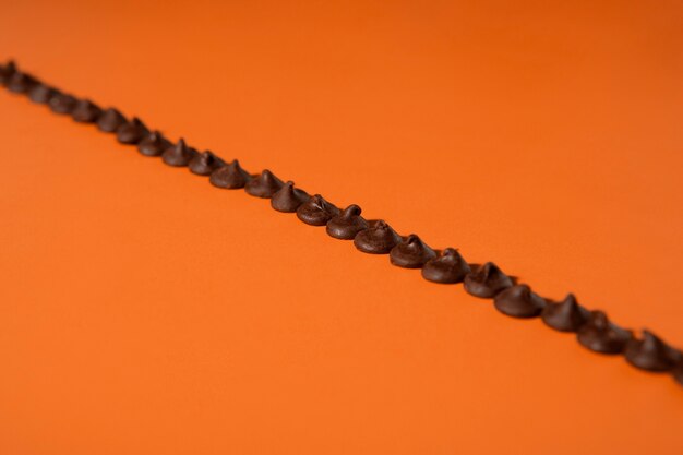 Arreglo de chispas de chocolate sabroso ángulo alto