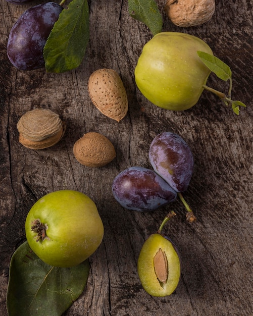 Foto gratuita arreglo de ciruelas deliciosas vista anterior