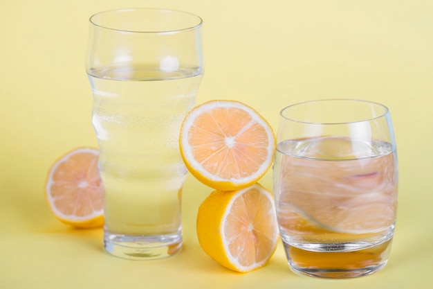 Arreglo con cítricos y vasos de agua.