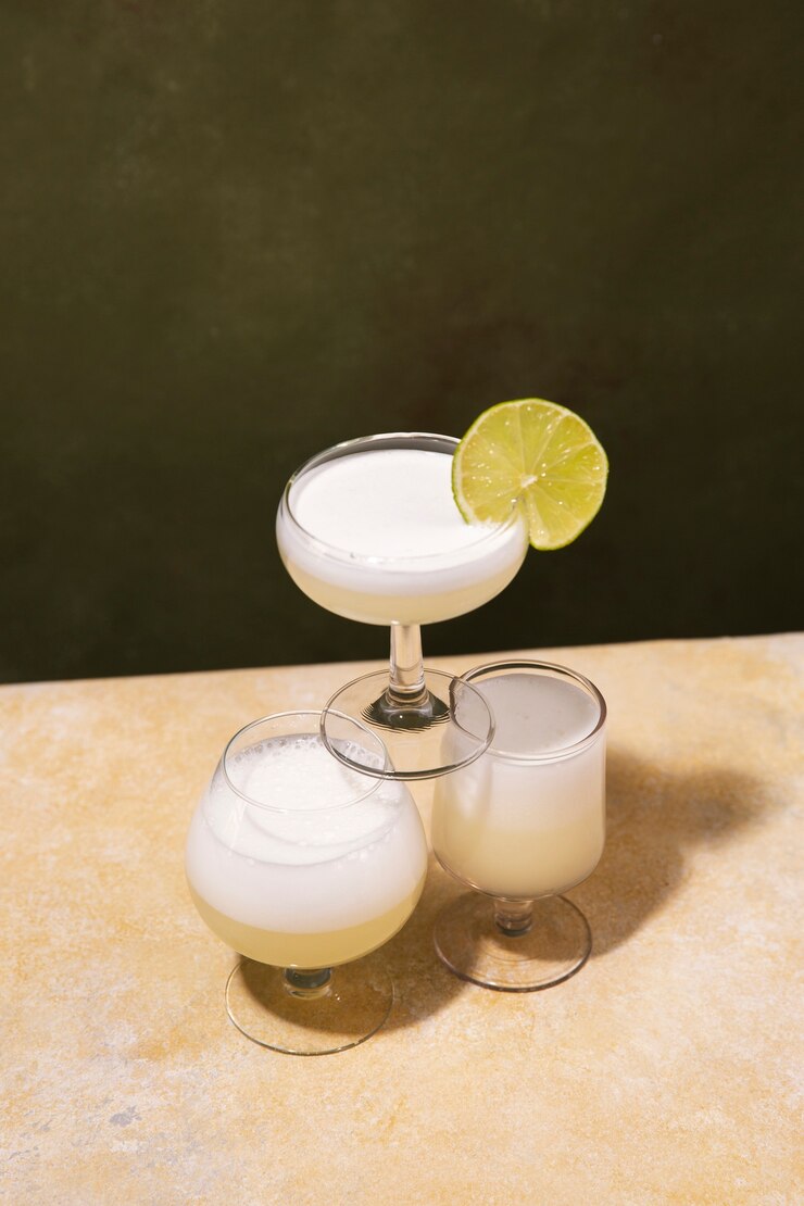Foto gratuito arreglo de cócteles sabrosos daiquiri de alto ángulo