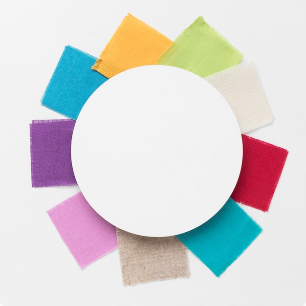 Arreglo de coloridas piezas de telas con un círculo blanco centrado