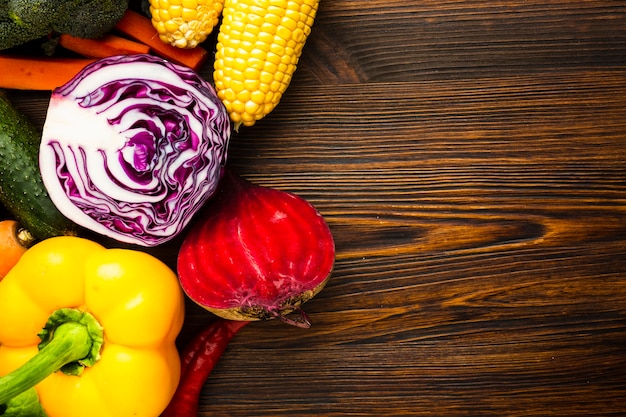 Arreglo colorido de deliciosas verduras con espacio de copia