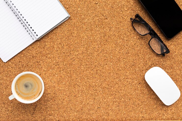Foto gratuito arreglo comercial minimalista sobre fondo de madera con espacio de copia