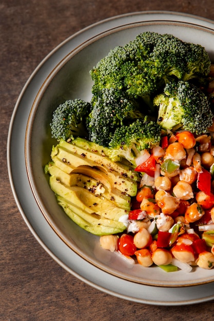 Foto gratuita arreglo de comida alta en proteínas de vista superior