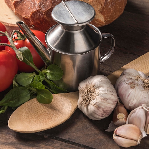 Foto gratuita arreglo de comida de alto ángulo en la mesa