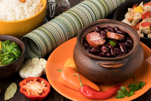 Foto gratuita arreglo de comida brasileña de alto ángulo