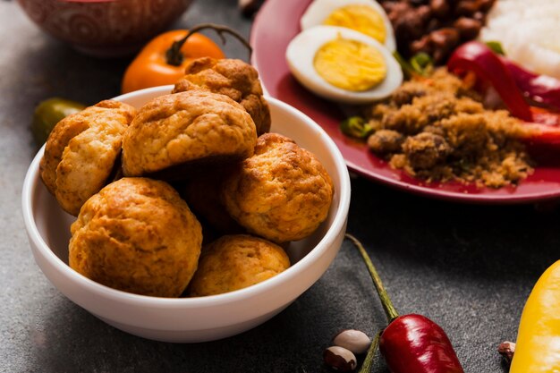 Arreglo de comida brasileña de alto ángulo