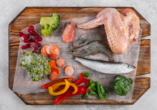 Arreglo de comida congelada en la mesa