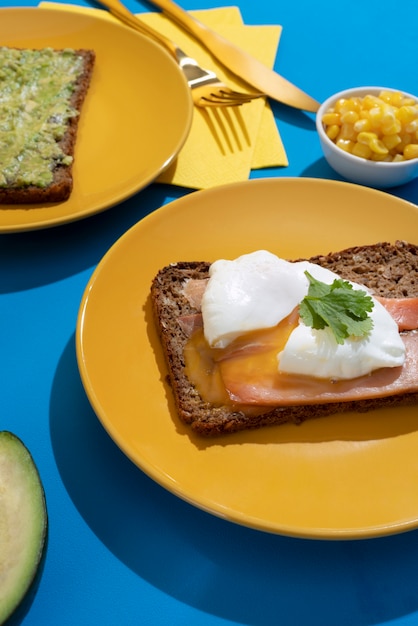 Arreglo de comida deliciosa de alto ángulo