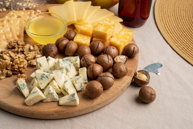 Foto gratuita arreglo de comida deliciosa de alto ángulo