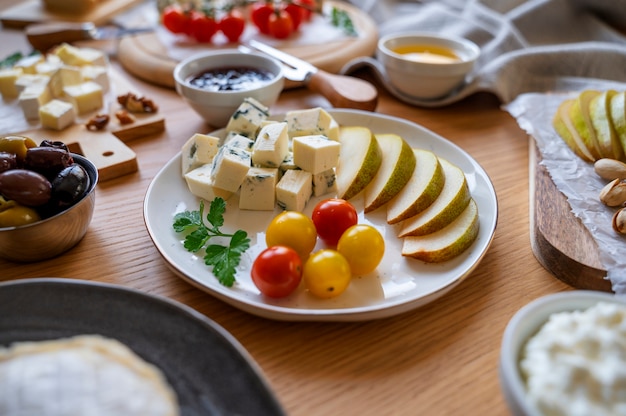 Foto gratuita arreglo de comida deliciosa de alto ángulo