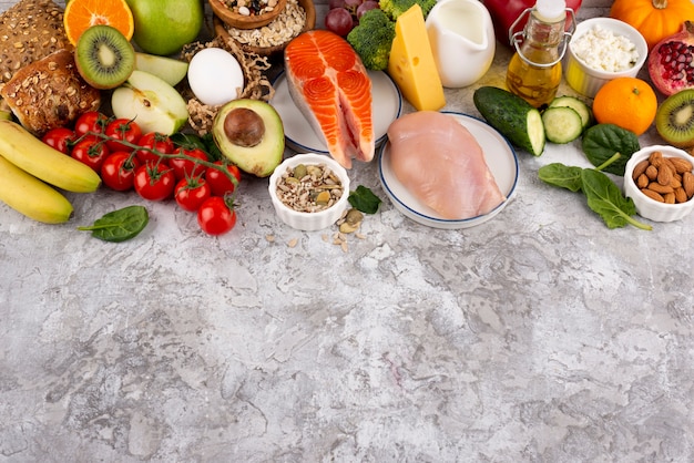 Foto gratuita arreglo de comida deliciosa endecha plana